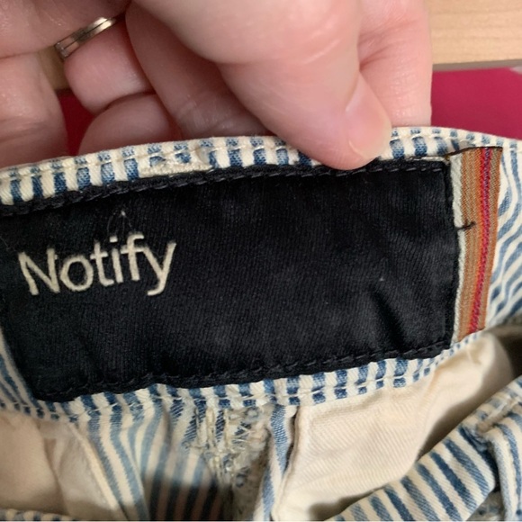 Women’s Striped Distressed Notify Pants, size 29 - Picture 4 of 10